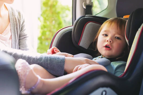 Kisgyermek lány autósülés — Stock Fotó