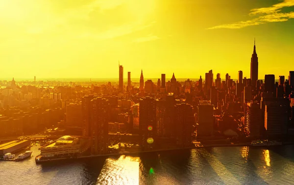 East River und Manhattan Skyline — Stockfoto