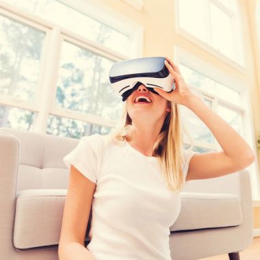 Sanal gerçeklik kulaklığı kullanan kadın