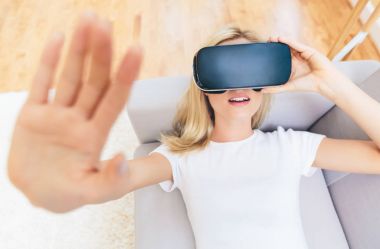 Sanal gerçeklik kulaklığı kullanan kadın