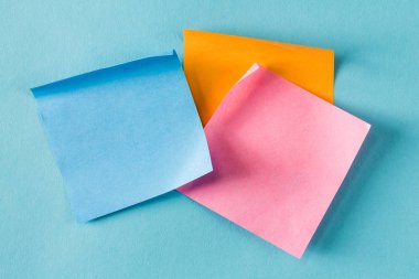 boş yapışkan notlar