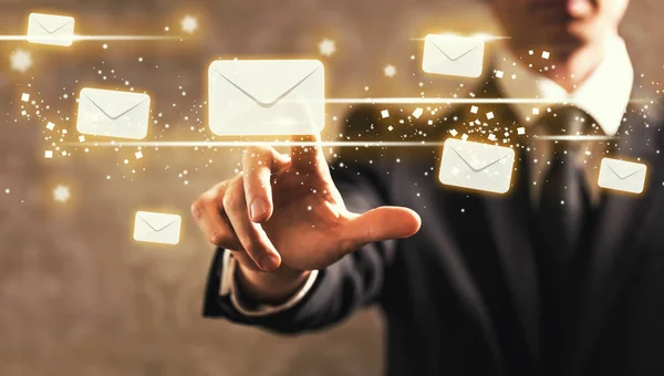 E-mail enveloppen symbolen met zakenman — Stockfoto