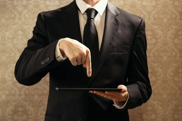 Бизнесмен указывает на цифровой планшет — стоковое фото