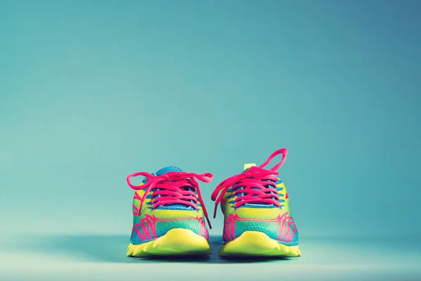 Kleurrijke running sneakers op blauw — Stockfoto