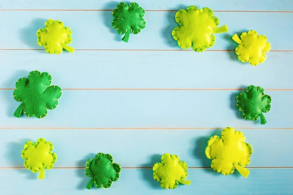 Shamrocks irlandeses na mesa de madeira azul — Fotografia de Stock