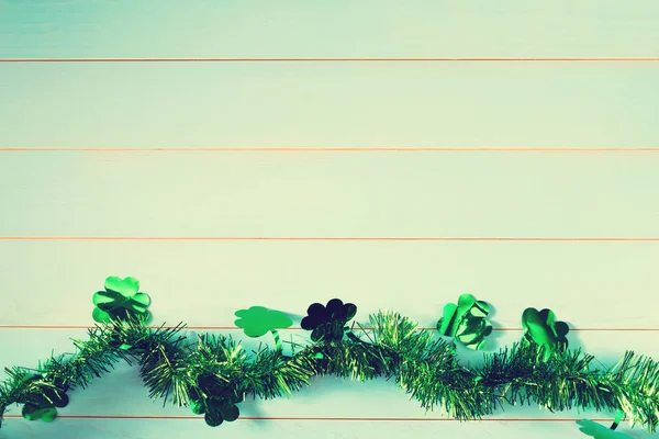 Irländska shamrock garland på träbord — Stockfoto