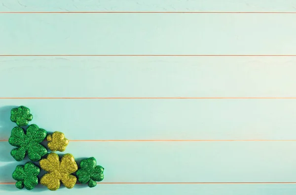 Ierse shamrocks op turquoise houten tafel — Stockfoto