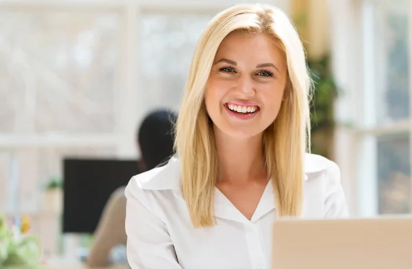 Zakenvrouw werkt aan laptop op kantoor — Stockfoto