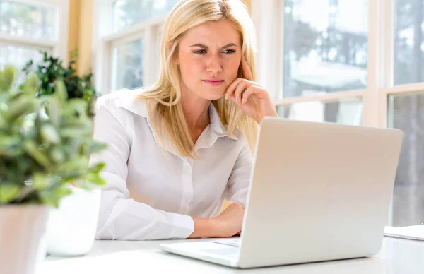 Zakenvrouw werkt aan laptop op kantoor — Stockfoto