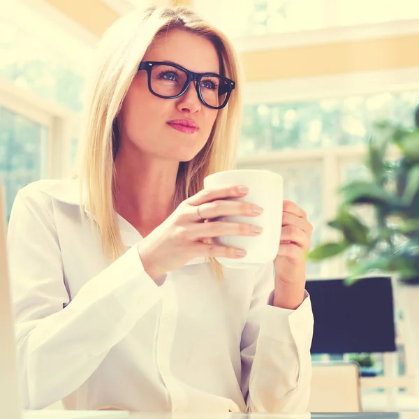 Zakenvrouw drinken koffie — Stockfoto