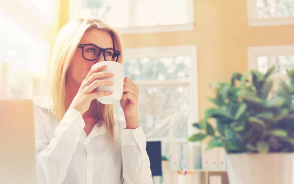 Affärskvinna dricka kaffe — Stockfoto