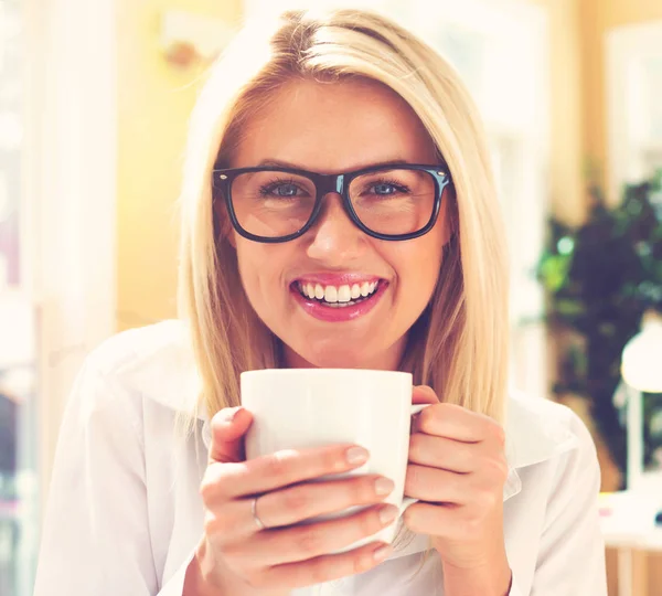 Affärskvinna dricka kaffe — Stockfoto