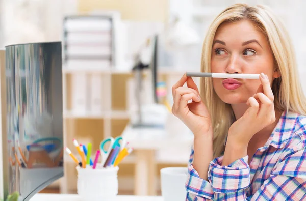 Joven mujer engañando alrededor —  Fotos de Stock