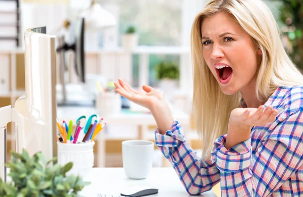 Mulher gritando enquanto sentado no escritório — Fotografia de Stock