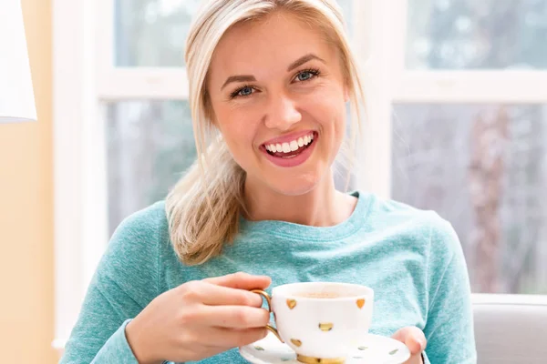 Frau trinkt Kaffee zu Hause — Stockfoto