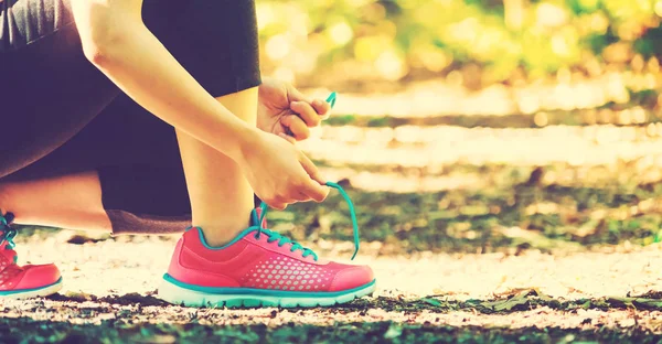 Atlet açık havada koşu için hazırlanıyor