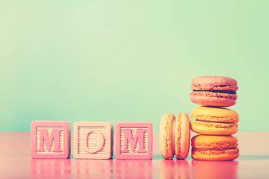 Anne ahşap bloklar ile renkli macarons