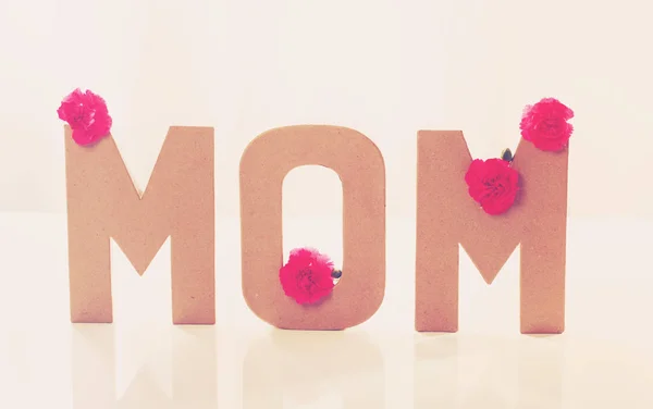 Tema de celebración con letras MOM —  Fotos de Stock