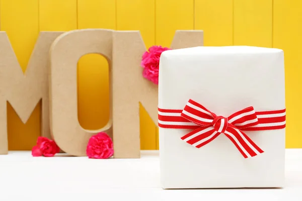 Blocchi lettera mamma con confezione regalo — Foto Stock