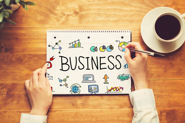 текст с человеком, держащим перо
