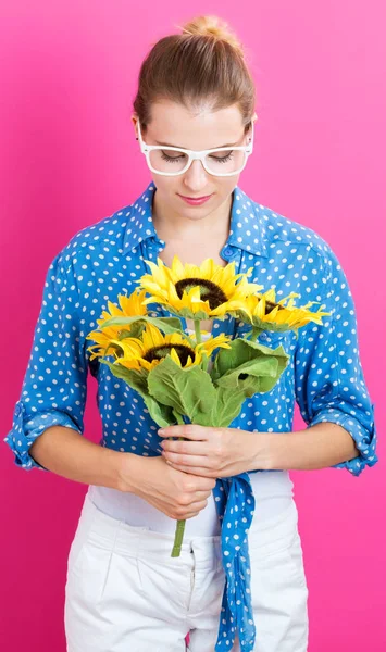 Junge Frau mit Sonnenblumen — Stockfoto