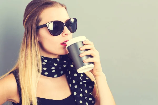 युवा महिला कॉफी पी रही — स्टॉक फ़ोटो, इमेज