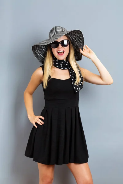 Happy young woman in hat and sunglasses — Stock Photo, Image