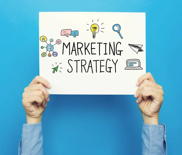 Text der Marketingstrategie auf weißem Plakat — Stockfoto