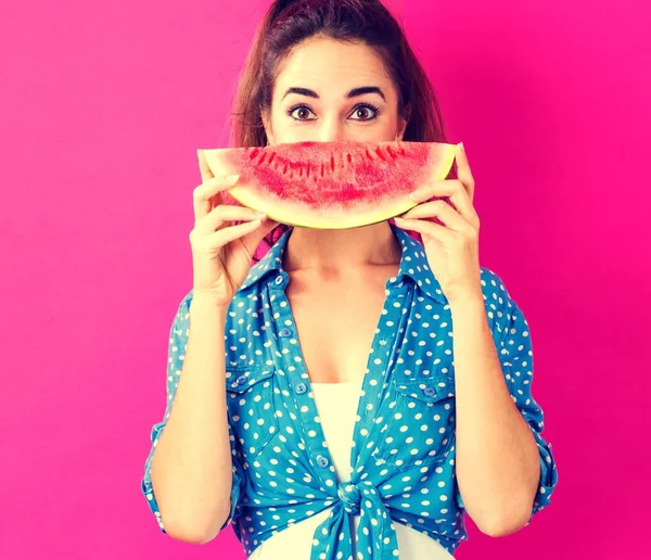 Lycklig ung kvinna som håller vattenmelon — Stockfoto