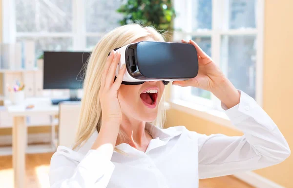 Donna d'affari utilizzando cuffie realtà virtuale — Foto Stock