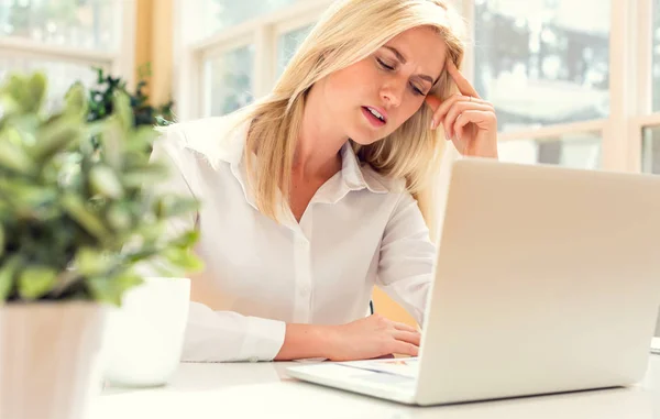 Zakenvrouw werkt aan laptop op kantoor — Stockfoto