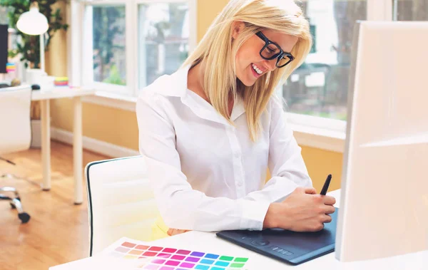 Graphic designer using graphic tablet — Stock Photo, Image