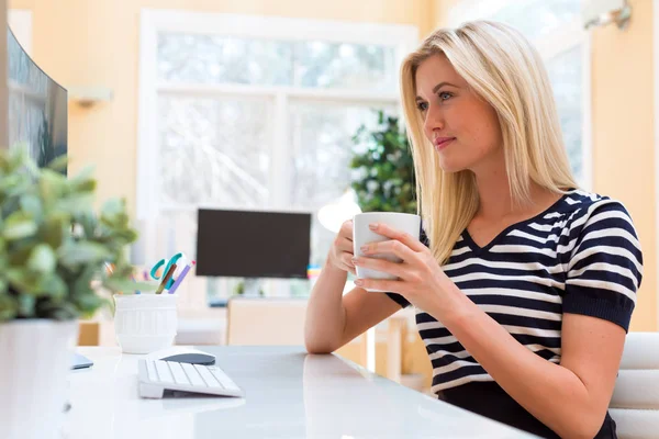 女性が座ってコーヒーを飲む — ストック写真