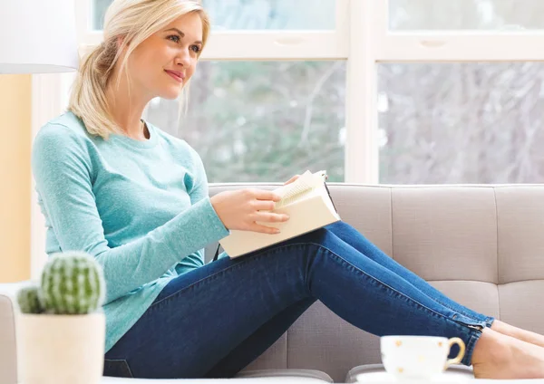 Femme lecture livre à la maison — Photo