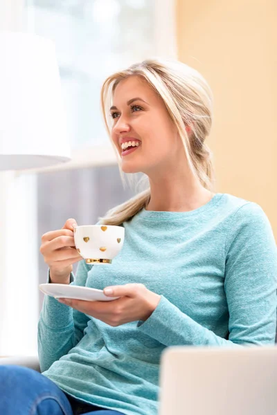 Kvinna dricker kaffe hemma — Stockfoto