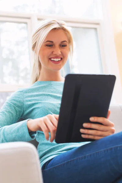 Ung kvinna med digital tablet — Stockfoto