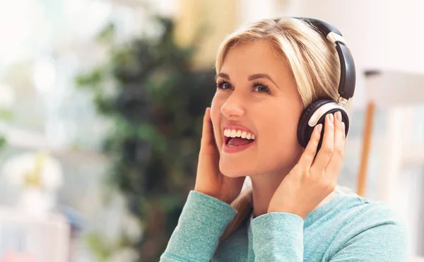 ผู้หญิงฟังเพลงในหูฟัง — ภาพถ่ายสต็อก
