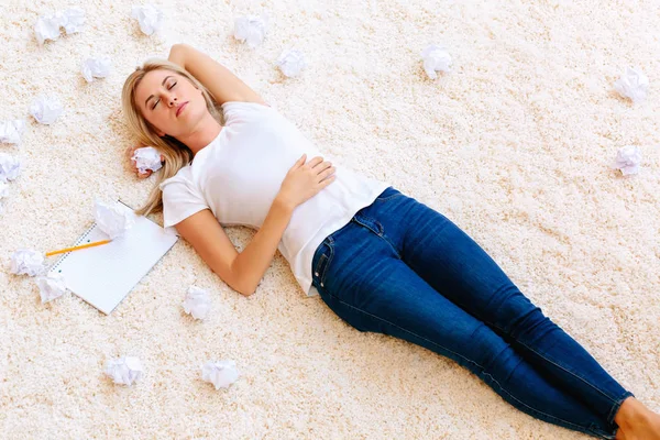 Жінка ковзає на підлозі зі збитим папером — стокове фото