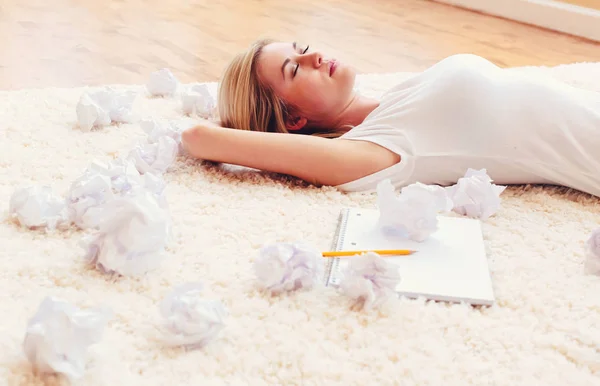 Kvinna som glider på golvet med skrynkligt papper — Stockfoto