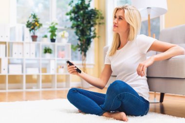 Televizyon izleyen genç bir kadın