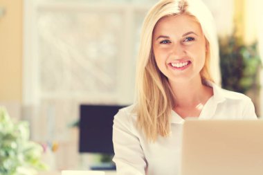 Masasında oturan mutlu genç kadın