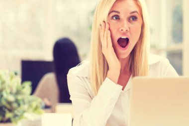 Masasında oturan genç kadın şaşırdı.