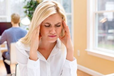 Genç kadın kendini stresli hissediyor