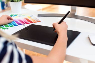 Grafik tasarımcısı grafik tabletini kullanıyor