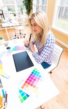 Grafik tasarımcısı grafik tabletini kullanıyor