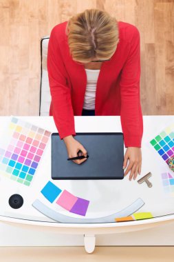 Grafik tasarımcısı grafik tabletini kullanıyor