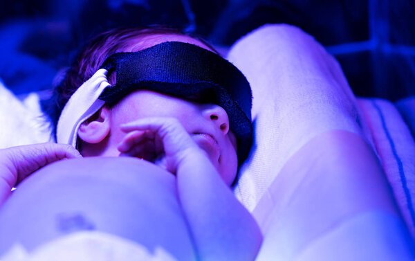 Новорожденный ребенок получает фототерапию от желтухи
