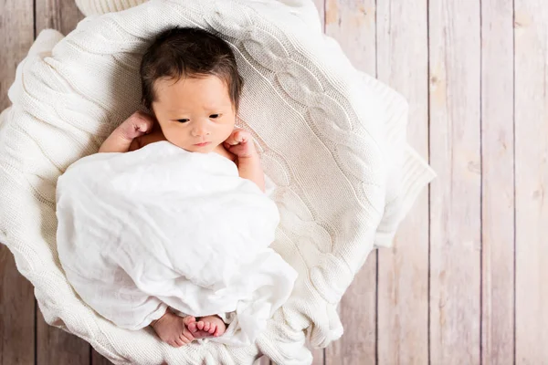 Pasgeboren babyjongen in een mandje — Stockfoto