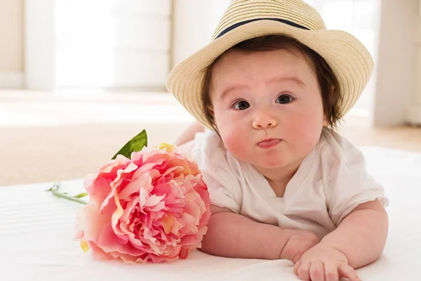 ピンクの花と幸せな赤ちゃん男の子 — ストック写真