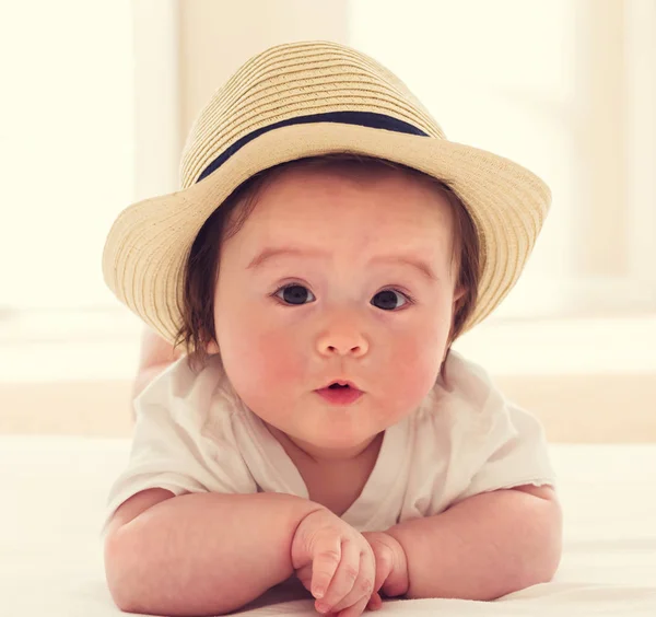 Bambino felice con cappello di paglia — Foto Stock